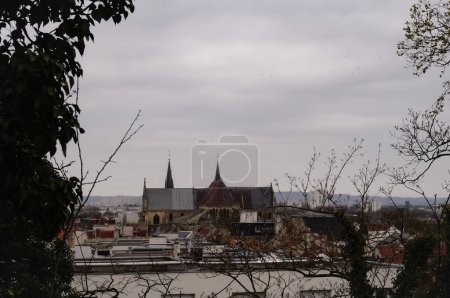 Foto de Vista desde el Montículo de Saint-Nicaise, la enorme Basílica de Saint-Remy, una histórica iglesia románica construida en el siglo XI y Patrimonio de la Humanidad por la UNESCO en Reims, en el noreste de Francia - Imagen libre de derechos