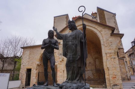 Foto de Reims, Francia - Abril 2021 - Estatua de bronce que representa el bautismo de Clovis, rey de los francos, por el obispo Saint-Remi; la obra de arte se realizó para celebrar el 1500 aniversario del evento - Imagen libre de derechos