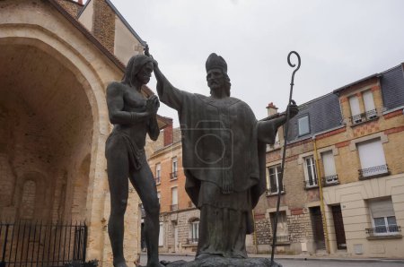 Téléchargez les photos : Reims, France - Avril 2021 - Statue en bronze représentant le baptême de Clovis, roi des Francs, par l'évêque Saint-Rémi ; l'œuvre a été réalisée pour célébrer le 1500e anniversaire de l'événement - en image libre de droit