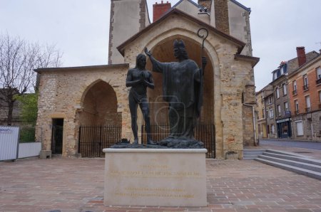 Foto de Reims, Francia - Abril 2021 - Estatua de bronce que representa el bautismo de Clovis, por el obispo Saint-Remi; la obra fue realizada en 1996 por Daphne du Barry y pagada por la marca de champán Louis Roederer - Imagen libre de derechos