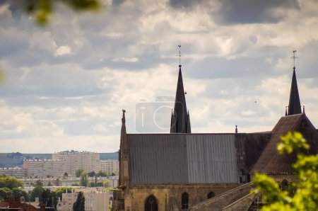 Foto de Visto desde el mirador de Sainte-Nicaise Mound, a 500 metros de distancia, el enorme transepto y las agujas de la románica Basílica medieval de Saint-Remi en Reims, en el noreste de Francia - Imagen libre de derechos