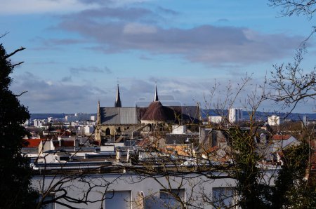 Foto de Vista desde el Montículo de Saint-Nicaise, la enorme Basílica de Saint-Remy, una histórica iglesia románica construida en el siglo XI y Patrimonio de la Humanidad por la UNESCO en Reims, en el noreste de Francia - Imagen libre de derechos