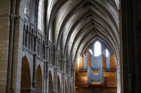 Foto de Vista del increíble interior de la iglesia antigua en la ciudad europea - Imagen libre de derechos