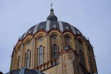 Foto de Vista general de la Basílica de Sainte-Clotilde, una iglesia neo-bizantina construida en ladrillo a finales del siglo XIX, que muestra la cúpula principal, una torre y el transepto, en Reims, en el noreste de Francia - Imagen libre de derechos