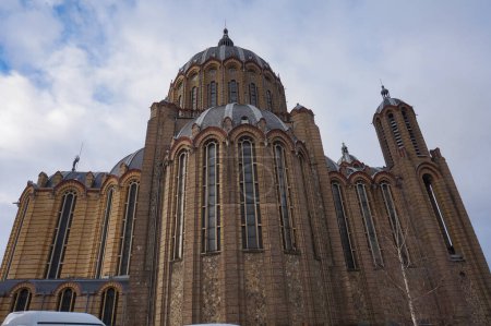 Téléchargez les photos : Vue générale de la basilique Sainte-Clotilde, église néo-byzantine construite en brique à la fin du XIXe siècle, qui montre le dôme principal, une tour et le transept, à Reims, dans le nord-est de la France - en image libre de droit
