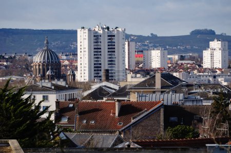 Foto de Vista panorámica desde Saint-Nicaise, a 1,5 km, sobre los barrios residenciales de Saint-Anne y Wilson, que se elevan por la cúpula de la Basílica de Sainte-Clotilde, en el suroeste de Reims - Imagen libre de derechos