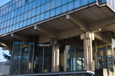 Téléchargez les photos : Reims, France - Février 2022 - Façade en verre du bâtiment moderne qui abrite la Cour d'appel des départements de la Marne, de l'Aube et des Ardennes, situé sur la rue des Capucins - en image libre de droit