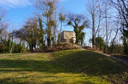 Téléchargez les photos : Vestiges médiévaux du Tour de la Poudrire, vestige des anciennes fortifications de Reims, dans le nord-est de la France, au sommet d'un monticule dans le parc de la Butte Saint-Nicaise - en image libre de droit
