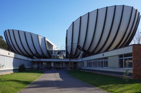Foto de Reims, Francia - Junio 2022 - Anfiteatros en forma de concha del edificio principal del Campus Croix-Rouge, a la entrada de las Facultades de Humanidades y Derecho de Reims Champagne-Ardenne - Imagen libre de derechos