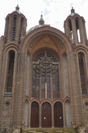 Foto de Vista general de la Basílica de Sainte-Clotilde, una iglesia neo-bizantina construida en ladrillo a finales del siglo XIX - Imagen libre de derechos