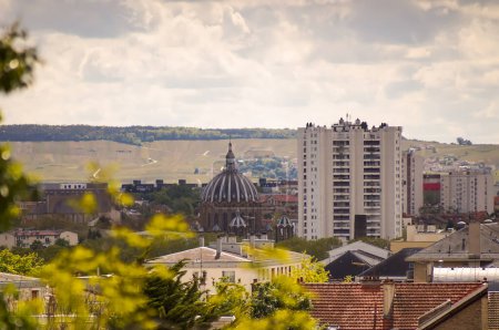 Foto de Vista panorámica desde Saint-Nicaise, a 1,5 km, sobre los barrios residenciales de Saint-Anne y Wilson, que se elevan por la cúpula de la Basílica de Sainte-Clotilde, en el suroeste de Reims - Imagen libre de derechos