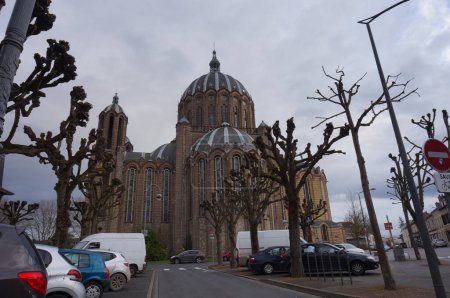 Foto de Reims, Francia - Feb. 2022 - Estacionamiento frente a la Basílica de Sainte-Clotilde, una iglesia construida a finales del siglo XIX en el barrio de Sainte-Anne, en estilo arquitectónico neobizantino - Imagen libre de derechos
