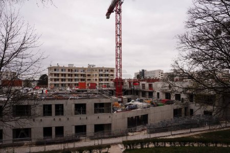 Foto de Reims, Francia - abril de 2021 - Estructura de hormigón de un edificio residencial en construcción en Saint-Nicaise; la obra, dirigida por la empresa francesa Bouygues, está dominada por una grúa torre - Imagen libre de derechos