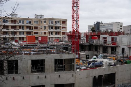 Foto de Reims, Francia - abril de 2021 - Estructura de hormigón de un edificio residencial en construcción en Saint-Nicaise; la obra, dirigida por la empresa francesa Bouygues, está dominada por una grúa torre - Imagen libre de derechos