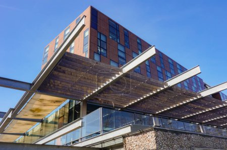 Téléchargez les photos : Reims, France - Mars 2021 - Bâtiment moderne et design contemporain du Centre de recherche en environnement et agronomie ; la vue dispose d'un balcon en verre recouvert d'un auvent en poutres d'acier - en image libre de droit