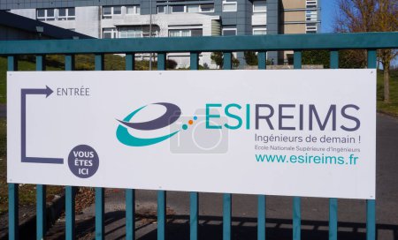Foto de Reims, Francia - Marzo 2021 - Un cartel indica una entrada de la Escuela Superior de Ingenieros de Reims (ESIReims), una organización docente de la Universidad de Champagne-Ardenne de Reims especializada en embalaje - Imagen libre de derechos