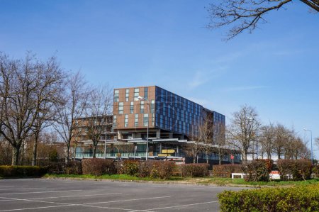 Téléchargez les photos : Reims, France - March 2021 - Modern building of the CREA, the Research Center in Environment and Agronomy, on Roland Garros Esplanade ; the construction features bay windows and wooden facings - en image libre de droit