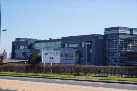 Téléchargez les photos : Reims, France - March 2021 - Building of Reims Higher School of Engineers (ESIReims), a teaching organization of Reims Champagne-Ardenne University initially specialized in packaging and conditioning - en image libre de droit