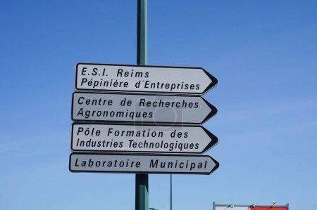Téléchargez les photos : Reims, France - Avril 2021 - Un panneau indicateur dans le parc technologique Henri Farman indique différentes institutions : ESI Reims, incubateur d'entreprises, centre de recherche agronomique, centre de formation, laboratoire de la ville - en image libre de droit