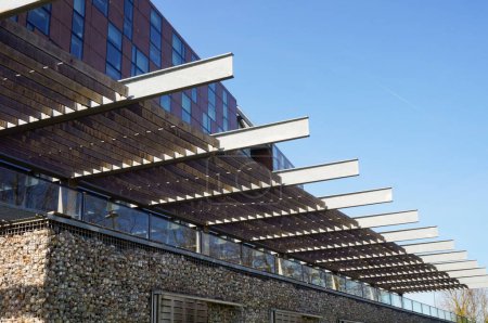Foto de Reims, Francia - Abril 2021 - Diseño contemporáneo de las instalaciones del CREA (Centro de Investigación en Medio Ambiente y Agronomía); el moderno edificio cuenta con una barandilla de vidrio cubierta con un marco metálico - Imagen libre de derechos