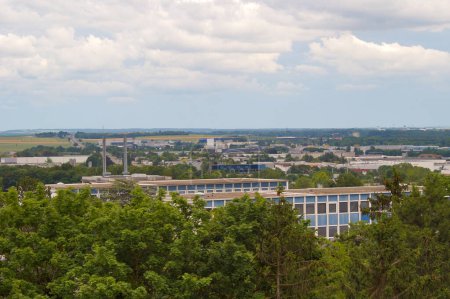 Foto de Reims, Francia - Junio 2021 - Panorama sobre el sureste de Reims y el parque empresarial Henri Farman; en la vanguardia, el frondoso campus y edificios del Instituto Universitario de Tecnología (IUT Reims) - Imagen libre de derechos