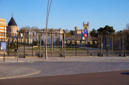 Téléchargez les photos : Reims, France - Mars 2021 - Porte en fer forgé à l'entrée du domaine viticole du prestigieux producteur de Champagne français Vranken-Pommery, dont la marque apparaît en lettres dorées sur la clôture - en image libre de droit