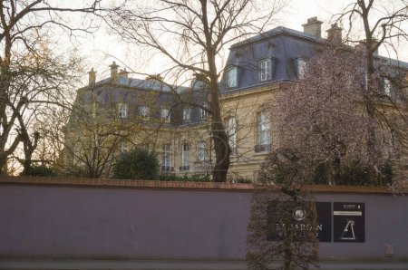 Foto de Reims, Francia - Marzo 2021 - Escondido en un parque, el castillo de estilo clásico francés de Crayeres Estate, que alberga un lujoso restaurante gastronómico y un hotel de cinco estrellas, en el Boulevard Henry Vasnier - Imagen libre de derechos