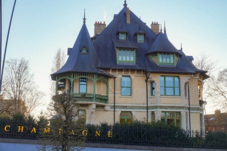 Foto de Reims, Francia - Marzo 2021 - La Villa Demoiselle, una casa del siglo XIX, Art Nouveau y Art Deco que pertenece a la finca vinícola del prestigioso productor francés de champán Vranken-Pommery - Imagen libre de derechos