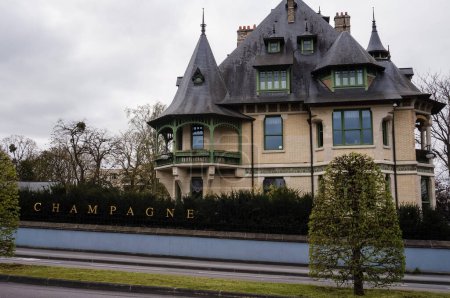 Foto de Reims, Francia - Abril 2021 - La Villa Demoiselle, una casa del siglo XIX, Art Nouveau y Art Deco que pertenece a la finca vinícola del prestigioso productor francés de champán Vranken-Pommery - Imagen libre de derechos