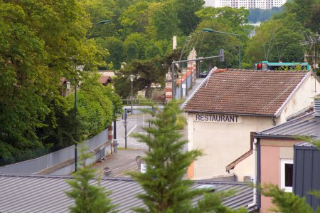 Foto de Reims, Francia - Junio 2021 - Vista superior de los tejados de la casa sobre Henry Vasnier Boulevard, una calle que va junto al Parque de Champagne, en el barrio de las bodegas de los productores ("Crayeres") - Imagen libre de derechos