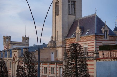 Foto de Reims, Francia - Feb. 2022 - Instalaciones industriales construidas en el siglo XIX en un estilo típico inglés isabelino, en la finca del prestigioso productor francés de champán Vranken-Pommery - Imagen libre de derechos