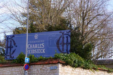 Foto de Reims, Francia - Marzo 2021 - Un cartel comercial colocado sobre un muro de piedra indica una finca vinícola de Charles Heidsieck (Grupo EPI), un famoso productor de champán francés, en la calle de Rue des Crayeres - Imagen libre de derechos