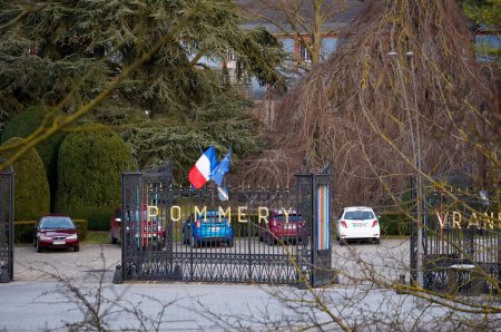 Foto de Reims, Francia - Marzo 2022 - La puerta de hierro fundido que protege la entrada al parque de la finca vinícola y sede histórica del productor francés de champán Vranken-Pommery, en Vasnier Boulevard - Imagen libre de derechos
