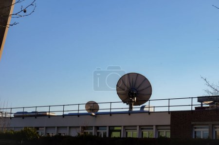 Téléchargez les photos : Reims, France - Mars 2021 - Antennes paraboliques sur le toit des installations de France 3 Grand Est, la chaîne locale de la société de médias d'Etat France Télévisions, Moulin de la Housse - en image libre de droit