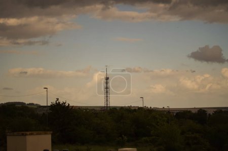 Téléchargez les photos : Reims, France - Mars 2021 - Silhouette la nuit de l'antenne radar du Centre de contrôle de la navigation aérienne (CRNA Ouest) de Reims, une infrastructure de la Direction générale de l'aviation civile - en image libre de droit