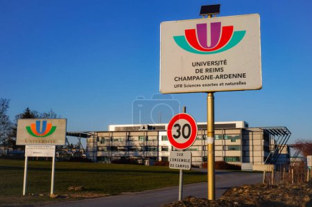 Foto de Reims, Francia - Marzo 2021 - Señalización en la entrada de la Unidad de Formación e Investigación (UFR) de Ciencias Exactas y Narurales de la Universidad Reims-Champagne-Ardenne, en el Moulin de la Housse - Imagen libre de derechos