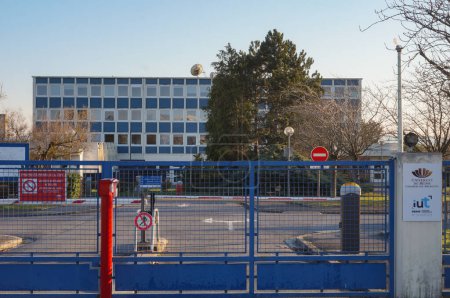 Foto de Reims, Francia - Marzo 2021 - Portal en la entrada del Instituto Universitario de Tecnología (IUT) de Reims, Chlons y Charleville, que forma parte de la Universidad de Reims-Champagne-Ardenne (URCA) - Imagen libre de derechos