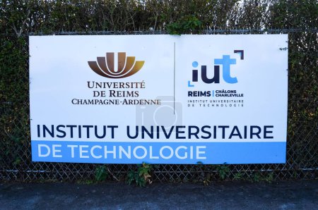 Foto de Reims, Francia - Marzo 2021 - Junta a la entrada del Instituto Universitario de Tecnología (IUT) de Reims, Chlons y Charleville, que forma parte de la Universidad de Reims-Champagne-Ardenne (URCA)) - Imagen libre de derechos