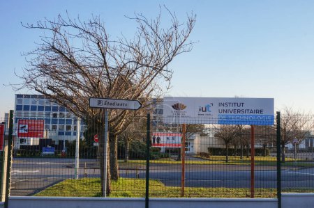 Foto de Reims, Francia - Marzo 2021 - Entrada del campus del Instituto Universitario de Tecnología (IUT) de Reims, Chlons y Charleville, que forma parte de la Universidad de Reims-Champagne-Ardenne (URCA) - Imagen libre de derechos