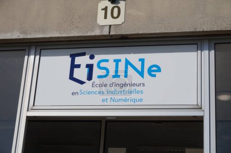 Téléchargez les photos : Reims, France - Mars 2021 - Logotype de l'EISINE, l'Ecole d'Ingénierie en Sciences Industrielles et Computationnelles, à l'entrée d'un bâtiment sur le Campus Universitaire du Moulin de la Housse - en image libre de droit