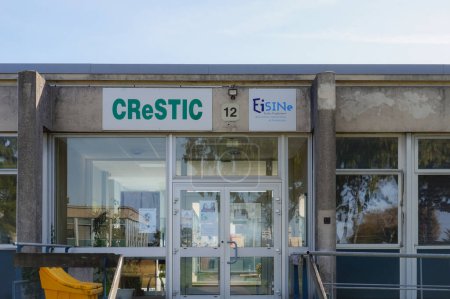 Foto de Reims, Francia - Marzo 2021 - Entrada de un edificio compartido por el CRESTIC, Centro de Investigación en Ciencia y Tecnología de la Información y la Comunicación, y por la EISINE, una universidad - Imagen libre de derechos