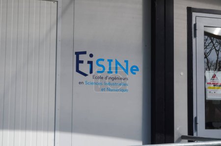Foto de Reims, Francia - Marzo 2021 - Logotipo de la EISINE, la Escuela de Ingeniería en Ciencias Industriales y Computacionales, en un edificio de enseñanza del Campus Universitario del Moulin de la Housse - Imagen libre de derechos