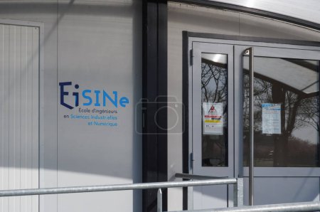 Téléchargez les photos : Reims, France - Mars 2021 - Logotype de l'EISINE, l'Ecole d'Ingénierie en Sciences Industrielles et Computationnelles, sur un bâtiment pédagogique du Campus Universitaire du Moulin de la Housse - en image libre de droit