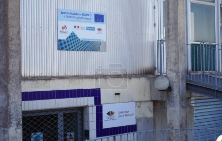 Téléchargez les photos : Reims, France - Avril 2021 - Extérieur de l'installation du Centre de calcul haute performance Romeo, qui fonctionne avec un superordinateur de l'ATOS Bull français, l'un des plus puissants au monde - en image libre de droit