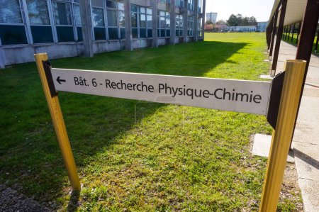Téléchargez les photos : Reims, France - Avril 2021 - Panneau indiquant le Bâtiment 6 du Département de Physique et de Chimie, sur le Campus Moulin de la Housse de l'Université de Reims Champagne-Ardenne (URCA) - en image libre de droit