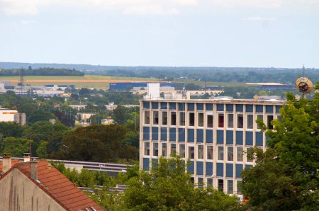 Téléchargez les photos : Reims, France - Juin 2021 - Bâtiment de l'Institut Universitaire de Technologie (IUT Reims) à l'avant-garde, parc d'activités Henri Farman plus loin et collines de Reims Mountain à l'horizon - en image libre de droit