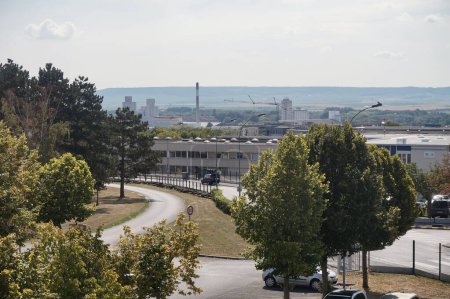Téléchargez les photos : Reims, France - Sept. 2022 - De l'avant-garde à l'arrière-plan : une allée sur le campus Moulin de la Housse, l'Institut universitaire de technologie (IUT), le parc industriel Farman et la montagne de Reims - en image libre de droit