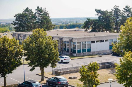 Foto de Reims, Francia - Sept. 2022 - Edificio de hormigón que alberga algunos de los laboratorios del CRESTIC, un centro de investigación en automatización y electrónica, y del EISINE, una escuela de ingeniería de la URCA - Imagen libre de derechos