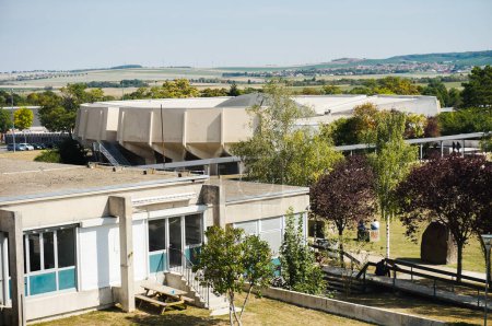 Foto de Reims, Francia - Sept. 2022 - Vista superior sobre el edificio administrativo del Moulin de la Housse, el Campus de Ciencias de la Universidad Reims Champagne-Ardenne y, además, el auditorio, un edificio circular - Imagen libre de derechos