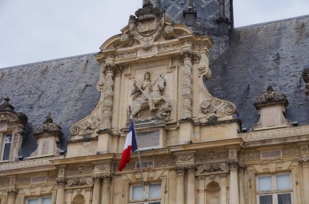 Foto de Reims, Francia - Abril 2021 - Detalle de la fachada principal del Ayuntamiento, un edificio clásico construido en el siglo XVII; el frontón ricamente esculpido presenta una estatua ecuestre del rey Luis XIII. - Imagen libre de derechos